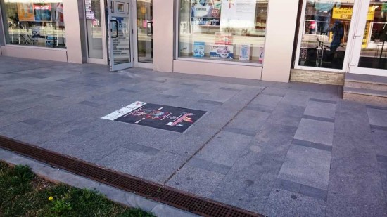 afis autocolant